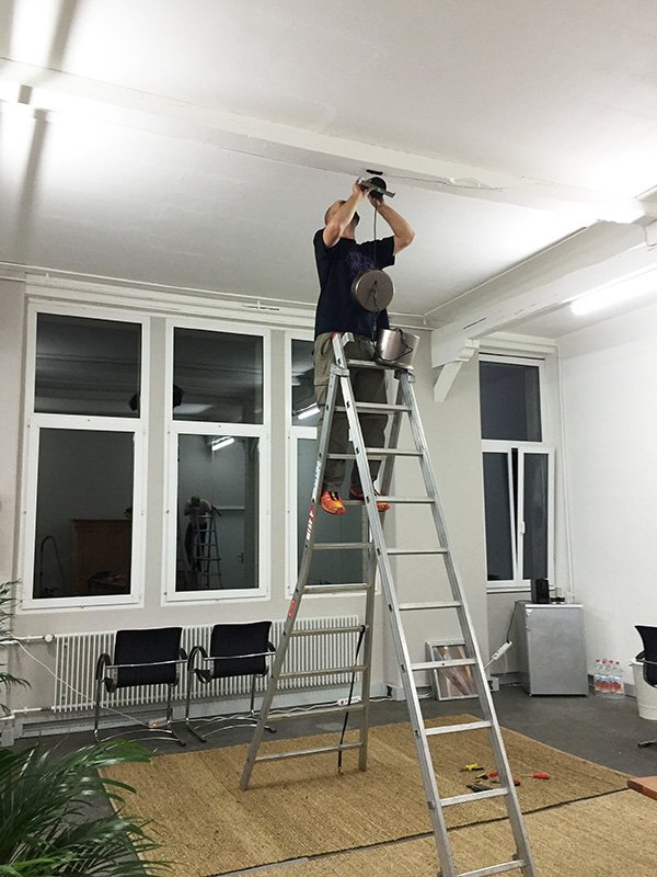 Tom montiert die Lampen.
